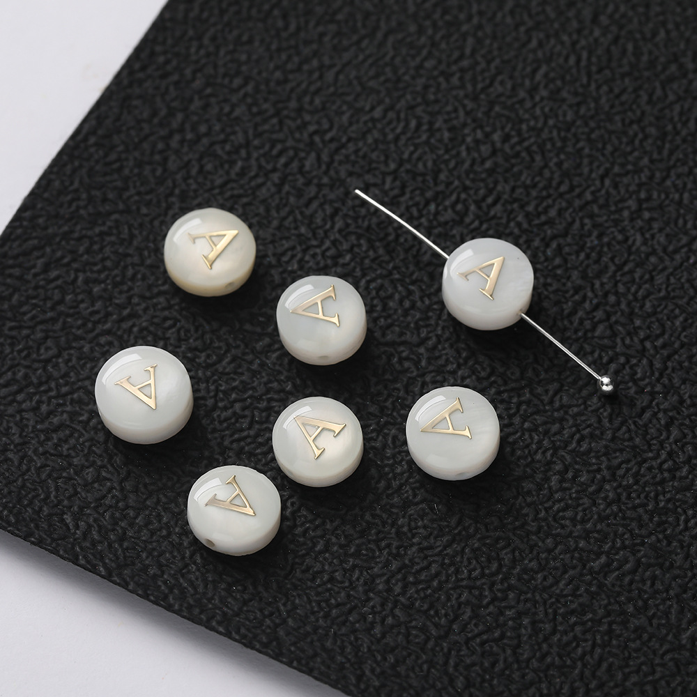 Perles de lettres en coquillages -- A