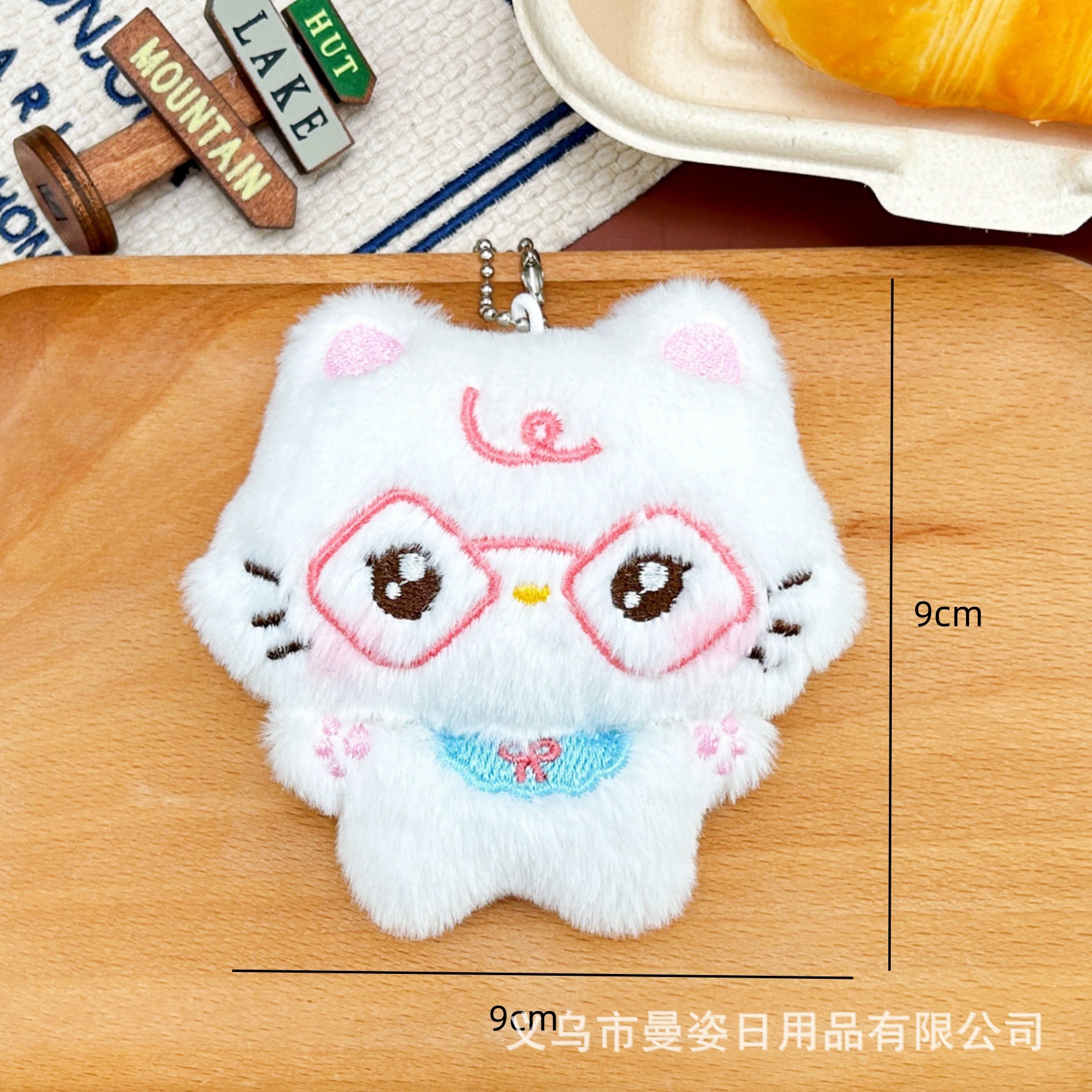 gafas cuadradas, gatito de cuerpo entero, cadena de cuentas chirriantes