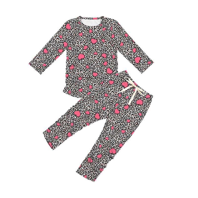Estampado de leopardo con corazones rosas