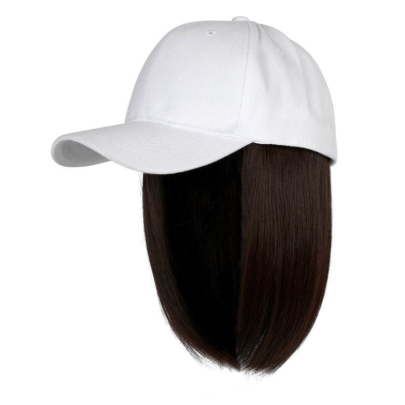 Chapeau blanc et cheveux brun foncé