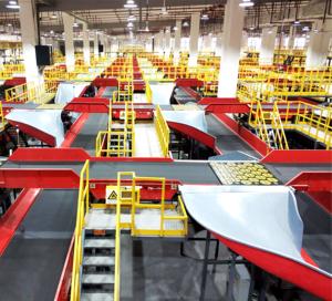 Luhui Otro equipo de manejo de materiales Transportador de diseño modular Sistema automático de clasificación de cajas de paquetes Canaleta de transferencia de caída baja - Product Image 1