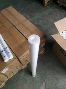 厂家直销20英寸新型PP介质滤筒1-5UM核心压力容器<span class=keywords><strong>PE</strong></span>家用酒店农场净水器