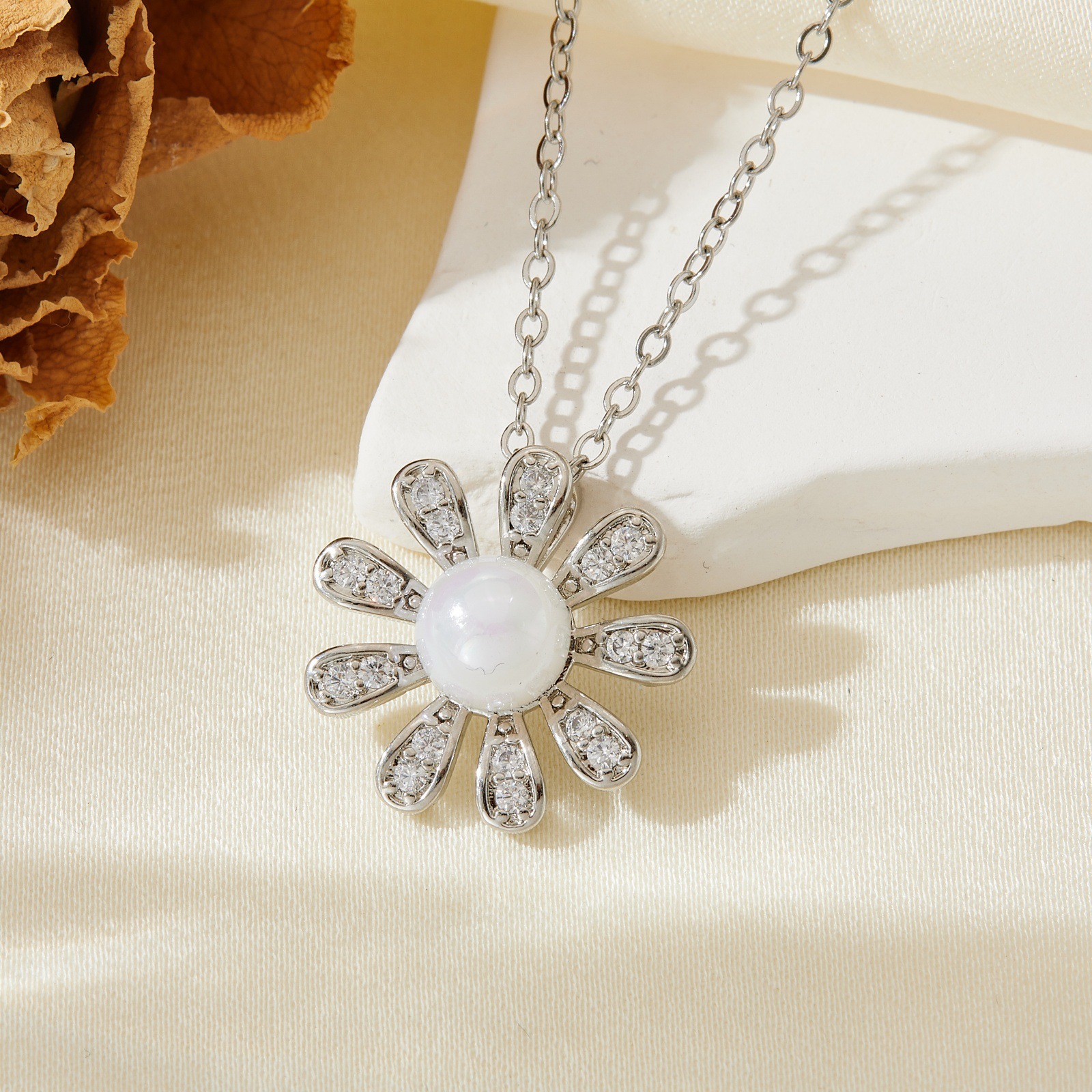 Silver pearl daisy necklace t017