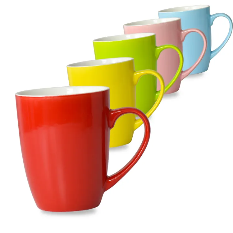 Verschiedene farbige umwelt freundliche beschichtete gemalte Mark-Tassen, die mit Logo-Keramik bechern angepasst werden, die mit Vektor grafik graviert sind