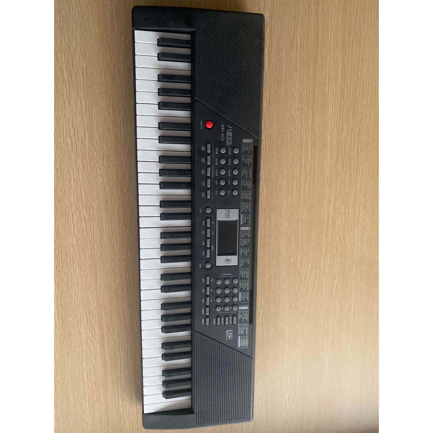 611 lumières allumées, noir