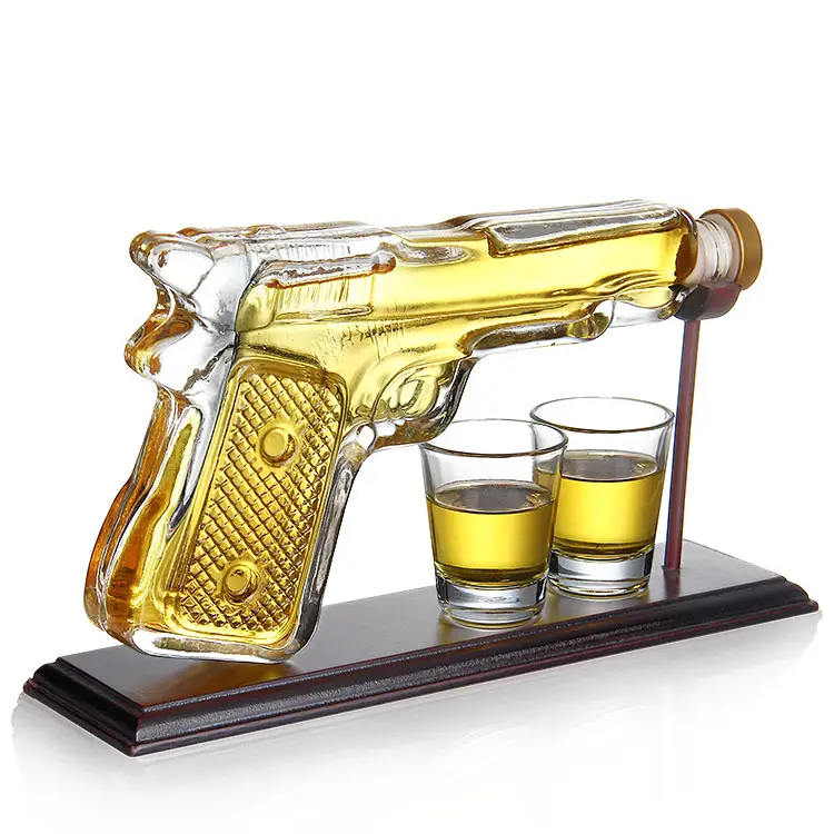 Decantador de pistola de whisky de fabricante de alta calidad con vasos de chupito en forma de pistola en bandeja de caoba juego de whisky