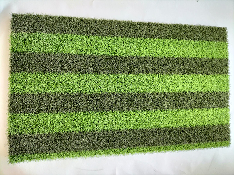 Césped verde, pizarra negra.