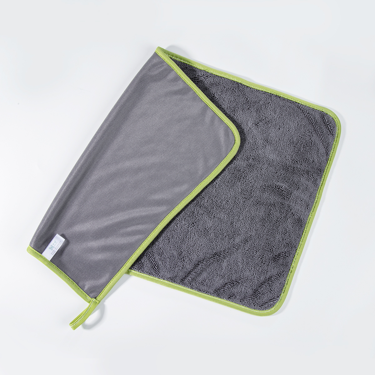 Gris con borde verde