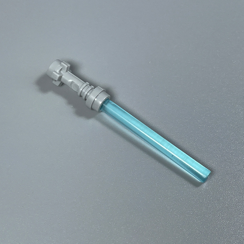 Sabre laser bleu clair, poignée gris clair.