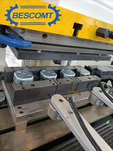 Material prägung und Handhabung, Be-und Entladen des drei dimensionalen Roboter manipulator arms