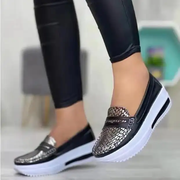 Großhandel Mädchen Soft Vulcan ized Slip on Platform Schuhe Casual Summer Sports Sneakers mit PU Einlegesohle Sneaker Loafers