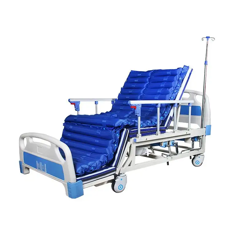 Letti medici infermieristici per anziani adulti pieghevoli elettrici portatili regolabili a cinque funzioni per l'assistenza domiciliare con sedia a rotelle