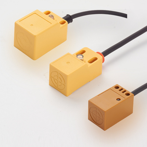 La distancia de detección del sensor de proximidad inductivo rectangular frente al metal es de 0-10mm. - Product Image 1