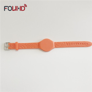 Pulsera inteligente digital UID con código de barras láser codificado URL pulsera de silicona RFID para aplicaciones en interiores para eventos - Product Image 3