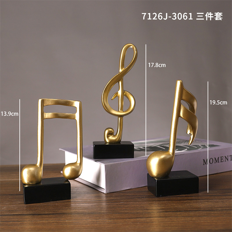 Conjunto de tres piezas de notas musicales.