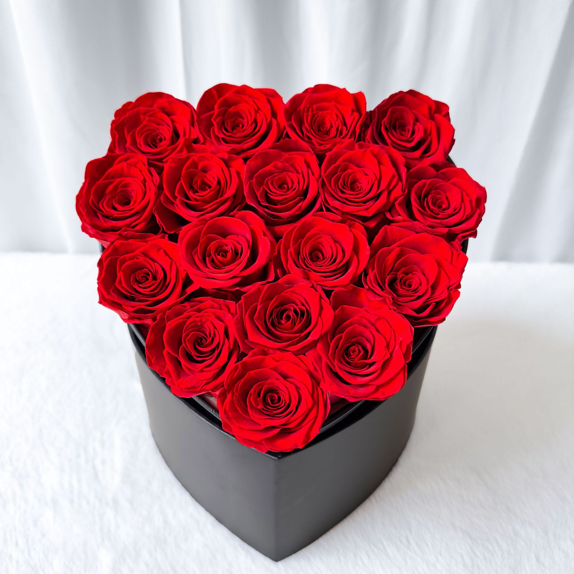 16 roses éternelles + grande boîte cadeau d'amour
