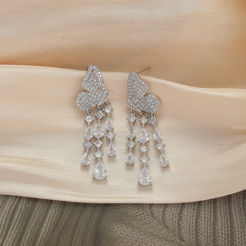 Argenté Eh144, fond argenté, papillon, diamant blanc.