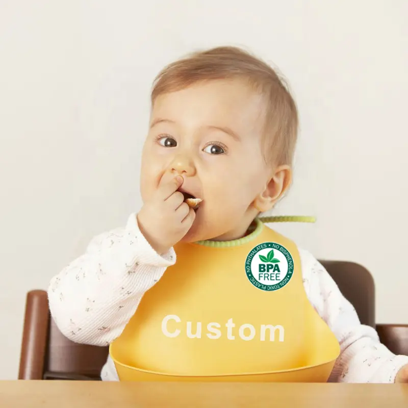 Özel yapılmış Logo rekabetçi düşük fiyat su geçirmez bebek önlüğü silikon Bpa ücretsiz çocuk yemeği besleme seti silikon bebek önlükler