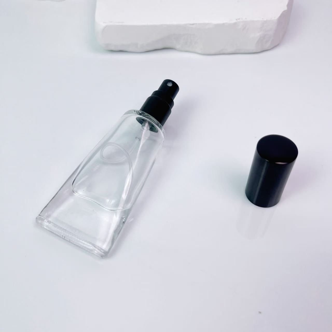 Bouteille transparente + vaporisateur et couvercle noirs