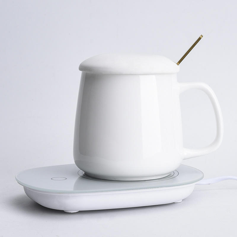 Tasse chaude blanche brillante avec couvercle et coussin chauffant pour cuillère