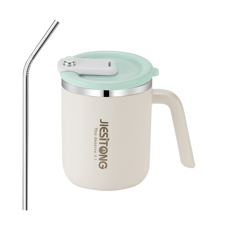 Tasse neuve blanche 500ml avec paille verte.