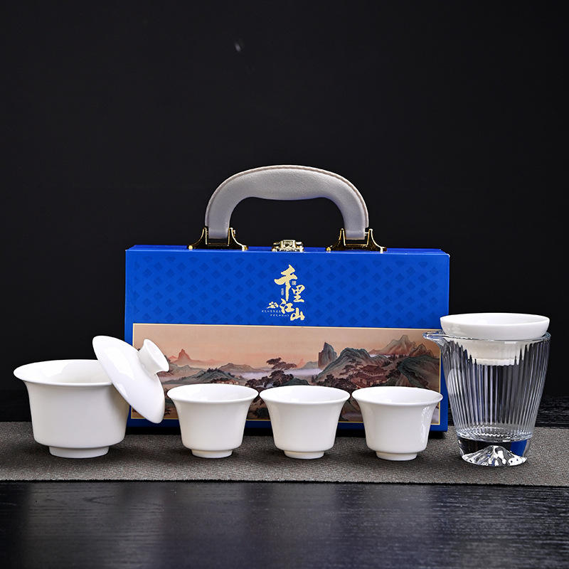 Porcelaine blanche immaculée, couleur graisse de mouton.