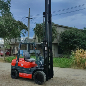 Experimente una carga y descarga eficiente con la carretilla elevadora Toyota de 3 toneladas.