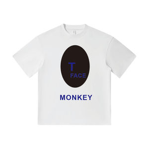 En kaliteli tasarımcı pamuk baskılı t-shirt ve moda sokak rahat t-shirt özelleştiren bir adam