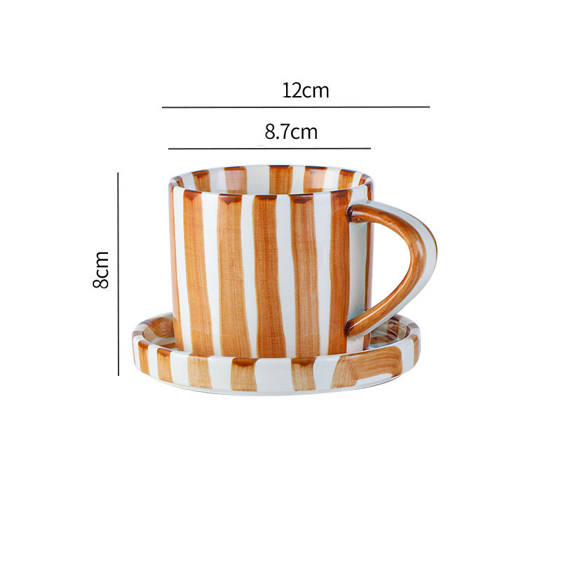 Taza a rayas de la antigüedad media con platillo marrón.