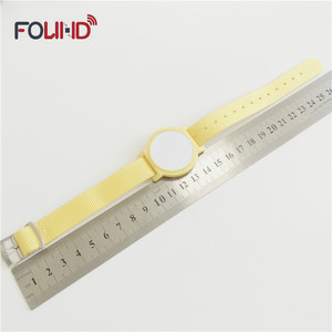 Pulsera inteligente digital UID con código de barras láser codificado URL pulsera de silicona RFID para aplicaciones en interiores para eventos - Product Image 2