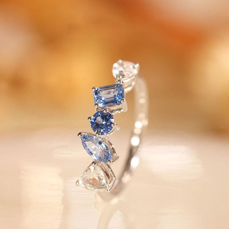 Anillo de estilo abierto con tamaño ajustable.