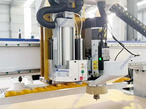 Enrutador ATC de madera CNC 1325, máquina enrutadora de madera CNC ATC de 4 ejes con dispositivo de perforación 5 + 4 y enrutador 3D de cuarto eje de rotación