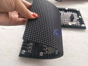 Schermo di visualizzazione flessibile curvo del modulo molle dell'interno P2 di alta qualità per uso della colonna cilindrica - Product Image 5