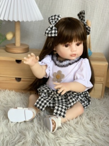 פעוט עומד מול 24 אינץ 'luy kewpie קושי חיים שלט רחוק ג 'ירפה חתול בובות מטורף בובות