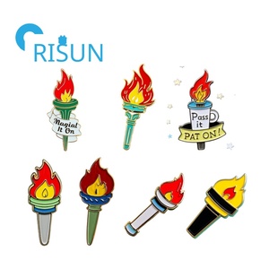 เข็มกลัดติดเสื้อรูปคบเพลิงเคลือบแบบนุ่มสั่งทำ - Product Image 1