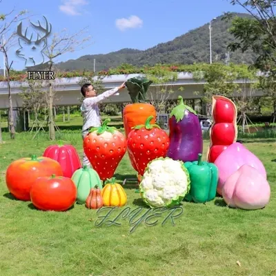 Granja al aire libre decorada con fresas personalizadas, modelo de estatua de fibra de vidrio, escultura de fruta