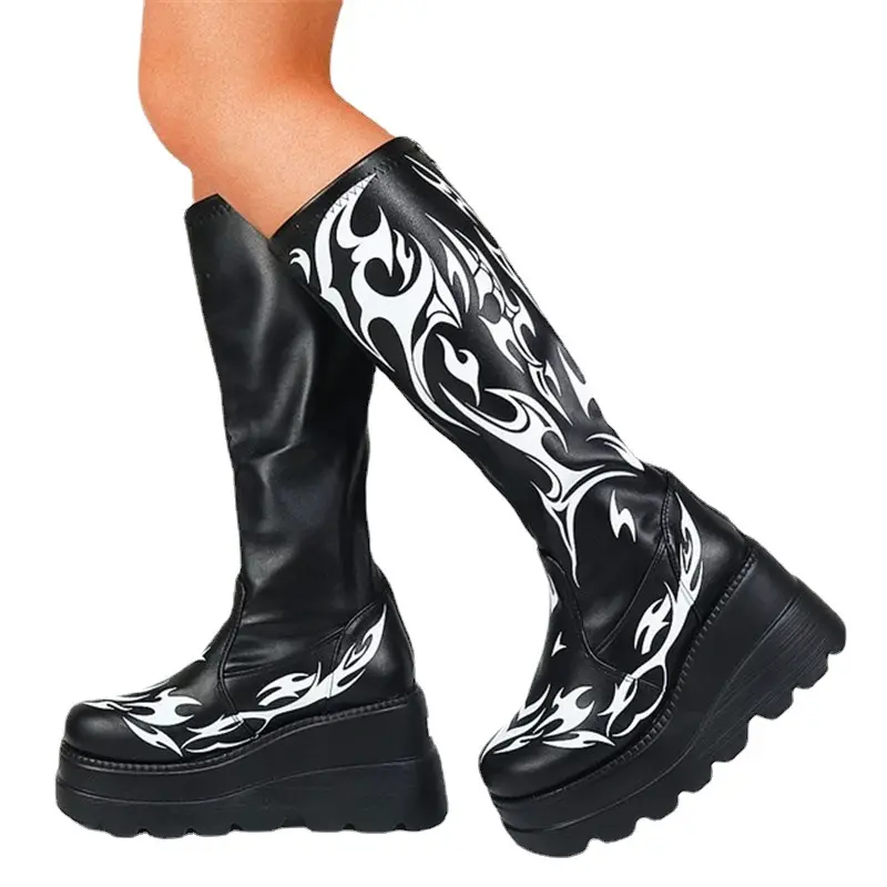 Heiße Mädchen Sexy Punk-Stil Dicke Sohle Schräge Pumps mit Keil absatz Plus Size 43 Slip On Flame Printing Pu Mid Calf Knie lange Stiefel