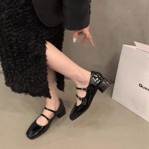 2024夏季法国优雅玛丽简单鞋女小号黑色和红色露趾柔软特征