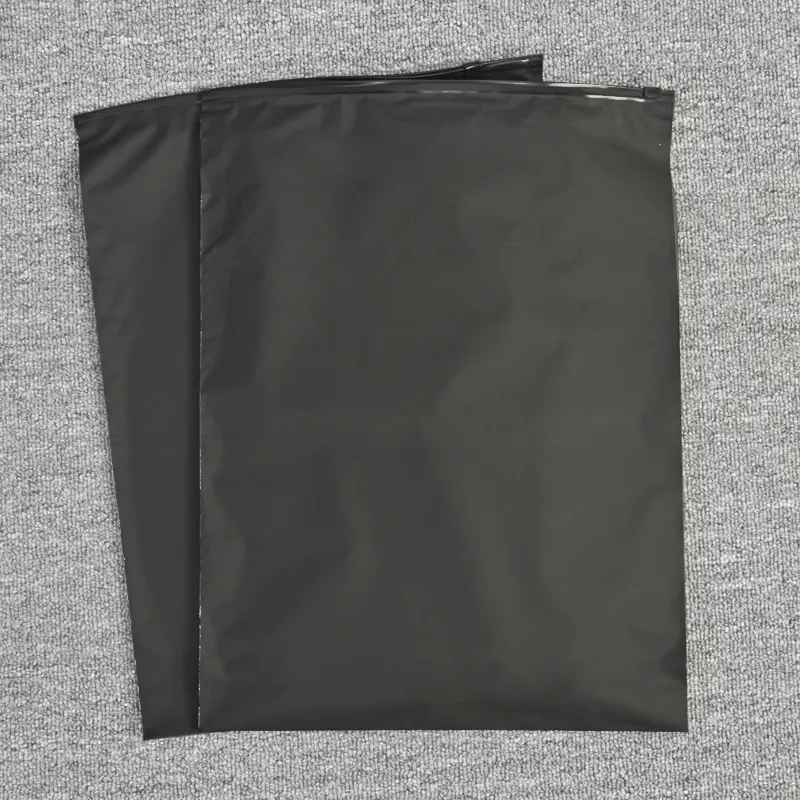 schwarze mattierte reißverschluss-tasche ohne logo poly-kunststoff-reißverschlusstasche verpackung bekleidung bedruckt kleidung kleidungsstück t-shirt schieberreißverschluss-tasche
