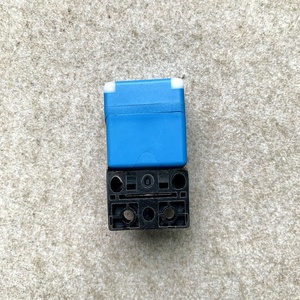 SICK PNP DC Sensor de proximidad inductivo rectangular de 4 hilos con largo rango de detección - Product Image 3