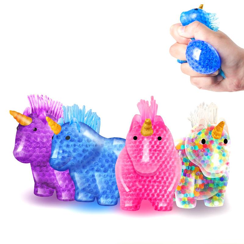 El unicornio sopla una burbuja gigante