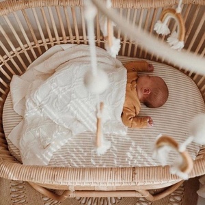 Toptan lüks fransız kumaş yumuşak bebek şerit keten çarşaf <span class=keywords><strong>be</strong></span>şik basscrib <span class=keywords><strong>be</strong></span>şik için monte levha