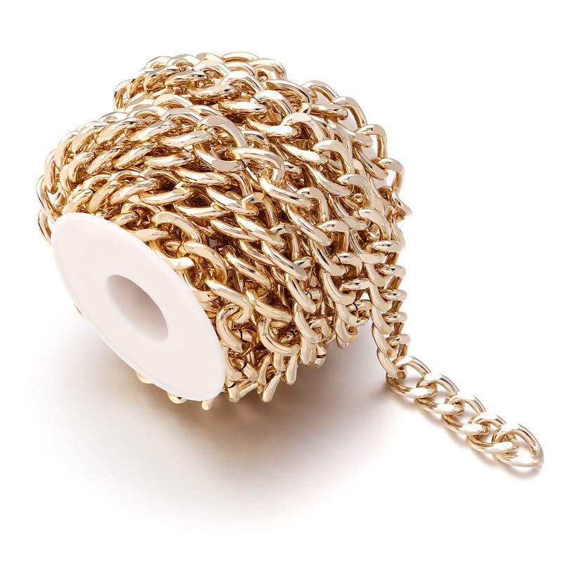 Cadena pulida de oro.