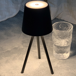 现代简约三角台灯带触摸控制护眼夜灯卧室床头台灯 - Product Image 2
