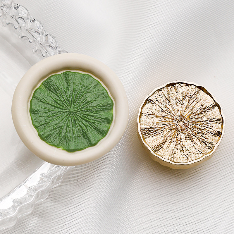 Feuille de lotus sur eau ondulée (relief de forme irrégulière 23,5x23,5 mm)