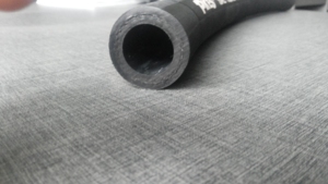 ท่อถักเปียไฟเบอร์แรงดึงสูง SAE 100R3 | ทนน้ำมัน/สภาพอากาศ | ตัวเลือกที่ราบรื่น/ห่อ
