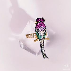 金メッキカラフルCZキュービックジルコンストーンかわいいラッキーオウム鳥の形ドロップイヤリング女性ファッションジュエリー