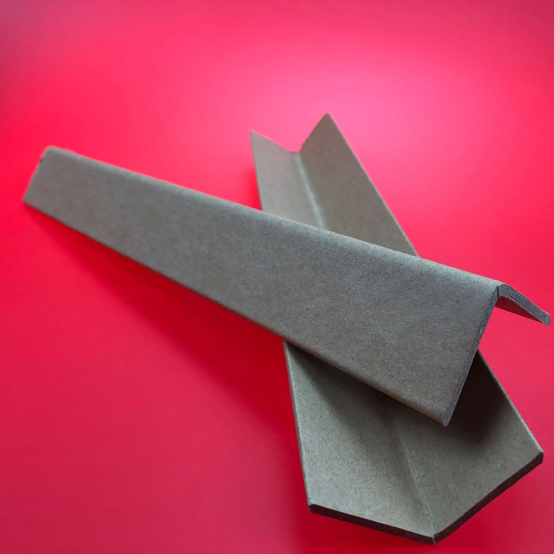 Protectores de borde de paleta de papel duro en forma de V Material de embalaje Protector de esquina de cartón