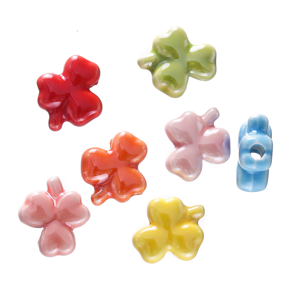 Perles trèfle en céramique - mélange aléatoire