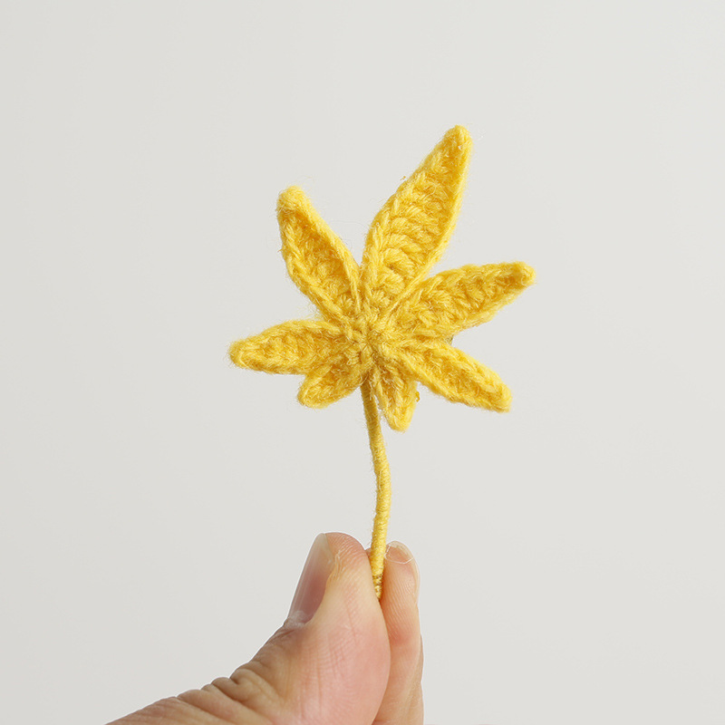 Broche feuille d'érable jaune